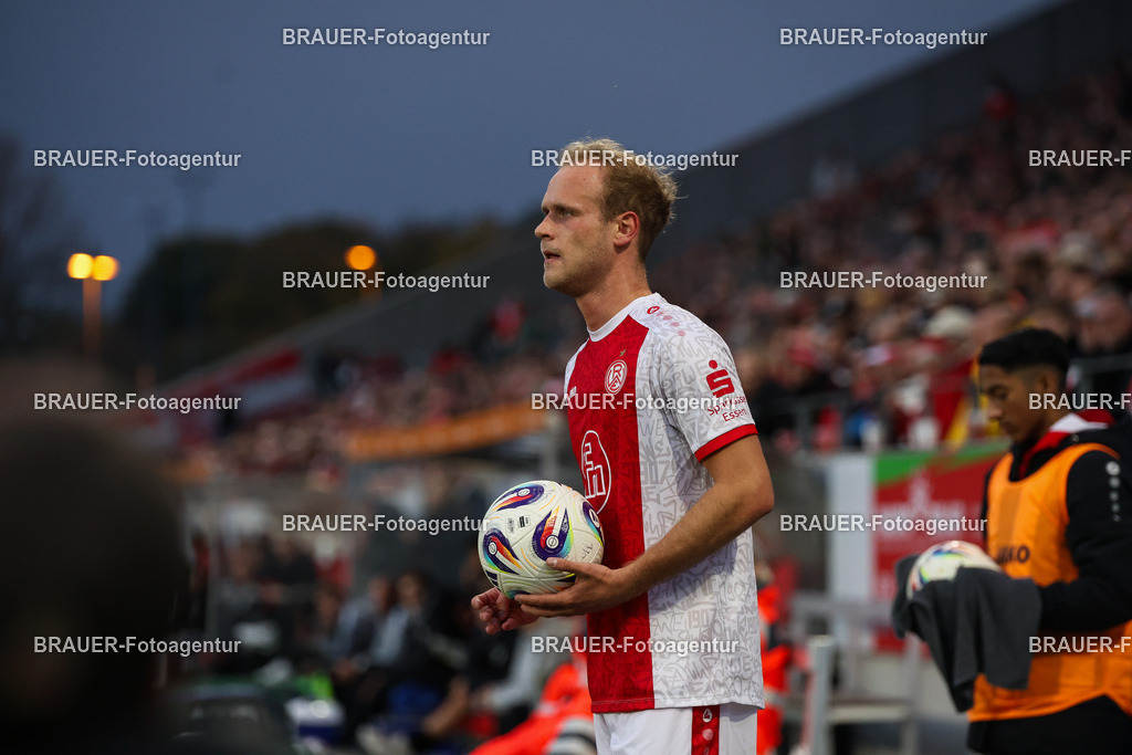 Rot-Weiss Essen - 1.Fc Schweinfurt | Essen, Deutschland, 02.11.2025 Lucas Brumme  (Rot-Weiss Essen) schaut während des 3.Liga Spiels zwischen  Rot-Weiss Essen und 1.Fc Schweinfurt am 02.11.2025 im Stadion an der Hafenstraße in Essen. (Foto von Timo Bluhmki-Schmidt/Brauer Fotoagentur