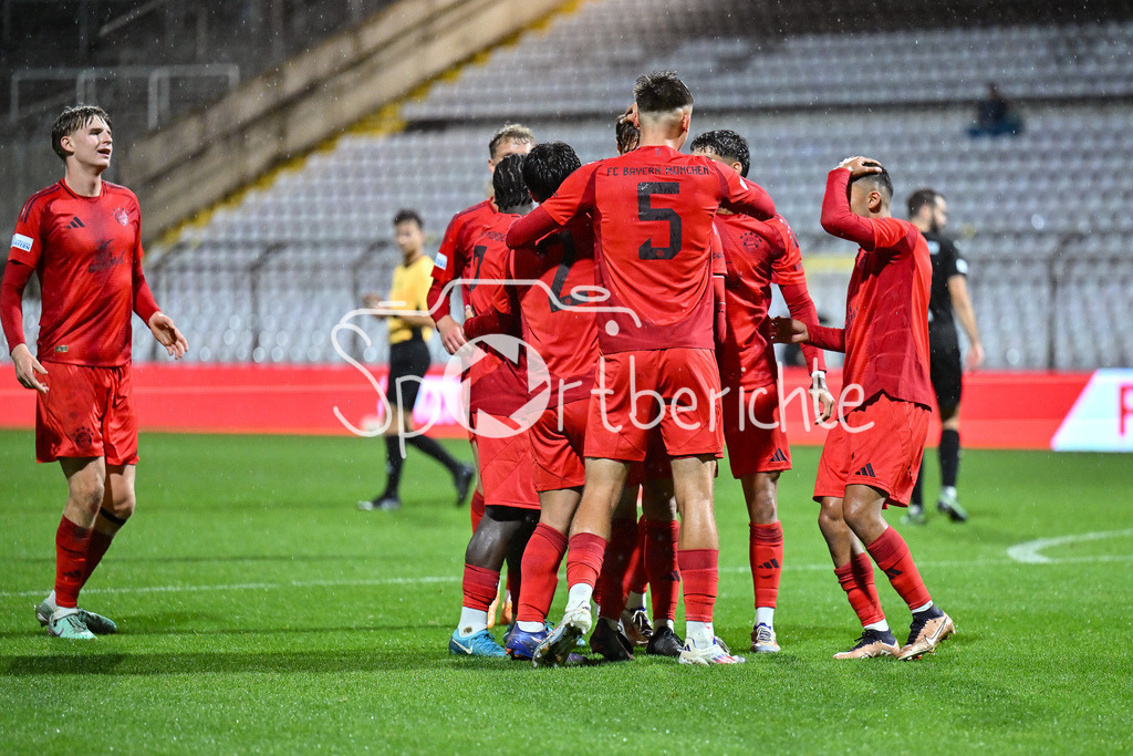 FC Bayern Amateure - TSV Buchbach | Jubel nach dem Treffer zum 2-1 durch Luca DENK (FC Bayern München II #6) / Tor / Jubel / Happy / Tor / torschuezte / Regionalliga Bayern: FC Bayern München II - TSV Buchbach, Gruenwalder Stadion am 27.09.2024