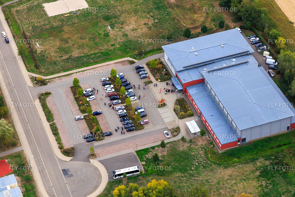 Bienwaldhalle | Luftbild: Bienwaldhalle in Kandel im Bundesland Rheinland-Pfalz in Deutschland. Foto: IMG_111993.jpg vom 06.10.2018 durch Werner Riehm/FLY-FOTO.de - Realisiert mit Pictrs.com