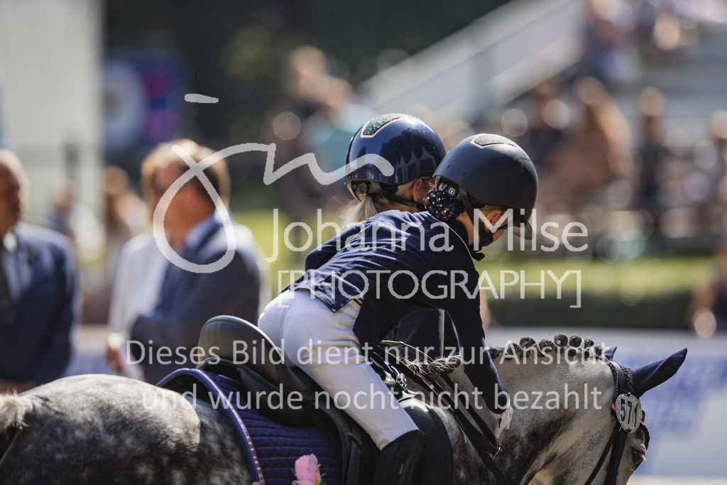 230910_OWLCh_Führzügel-151 | Deine schönsten Turniermomente als professionelle Fotos! Entdecke hochwertige Pferdesport-Fotografie im Online-Shop. Jetzt Fotos finden & bestellen!