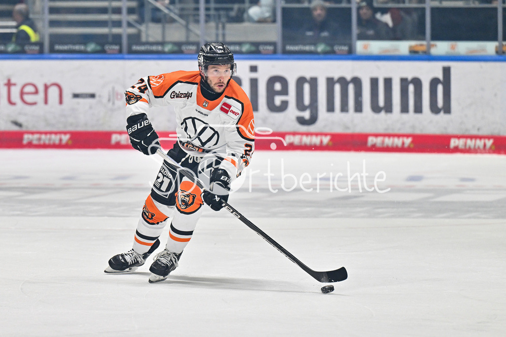 Augsburger Panther - Grizzlys Wolfsburg | am Puck Janik MÖSER (Grizzlys Wolfsburg 24) Einzelfoto / Freisteller  DEL: Augsburger Panther - Grizzlys Wolfsburg; Curt Frenzel Stadion am 10.10.2025