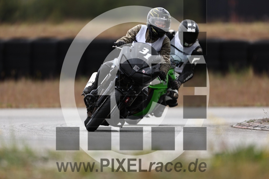 0029-20240511_01460 | Schöne Erinnerungen an spannende Momente - das festzuhalten ist unser Job. PIXELrace.de ist seit 2003 auf den Rennstrecken Europas unterwegs um die Action draußen beim Fahren und die wunderbare Stimmung imm Fahrerlager für euch einzufangen.