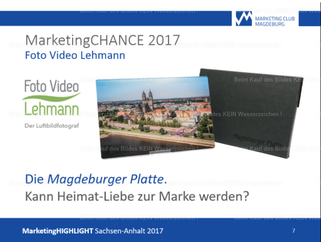 Bildschirmfoto 2017-10-20 um 14.43.40 | Nicht jede Tür öffnet sichIm Laufe der Jahre durfte ich viele schöne Erfolge erleben. Mit meiner „Magdeburger Platte“ hatte ich ein Produkt entwickelt, das mir besonders am Herzen lag – ein hochwertiges Luftbild von Magdeburg auf Acrylglas, das die Stadt aus einer außergewöhnlichen Perspektive zeigt. Es war ein schönes Gefühl zu sehen, welchen Weg diese Idee nahm. Eine Magdeburger Platte fand ihren Platz beim deutschen Botschafter in Tallinn. Weitere nahm der Wirtschaftsdezernent der Landeshauptstadt Magdeburg mit auf seine Reise nach China, um dort für unsere Stadt zu werben. Solche Momente zeigten mir, dass aus einer kleinen Idee etwas Besonderes geworden war.Mit diesen Erfahrungen bewarb ich mich später beim Marketing Club, um meine Geschichte und die Entwicklung der Magdeburger Platte vorzustellen. Ich hätte gern erzählt, wie aus einer Leidenschaft für die Fotografie ein Produkt entstanden ist, das Magdeburg auf besondere Weise repräsentiert.Doch manchmal verlaufen Dinge anders als erhofft. Dieses Mal sollte es nicht sein.Heute sehe ich das ganz gelassen. Nicht jede Tür öffnet sich sofort – und manche bleiben auch geschlossen. Entscheidend ist für mich, dass ich meinen Weg trotzdem weitergegangen bin. Rückblickend waren es nicht einzelne Vorträge oder Auszeichnungen, die meinen beruflichen Weg geprägt haben, sondern die vielen Menschen, die meine Arbeit geschätzt, unterstützt und weiterempfohlen haben.Vielleicht gehört auch das zu den wichtigsten Erfahrungen einer langen Selbstständigkeit: Man freut sich über geöffnete Türen, lässt sich von geschlossenen aber nicht aufhalten. KEIN Dank an H. Obst &amp; H. Freiberg - Realisiert mit Pictrs.com