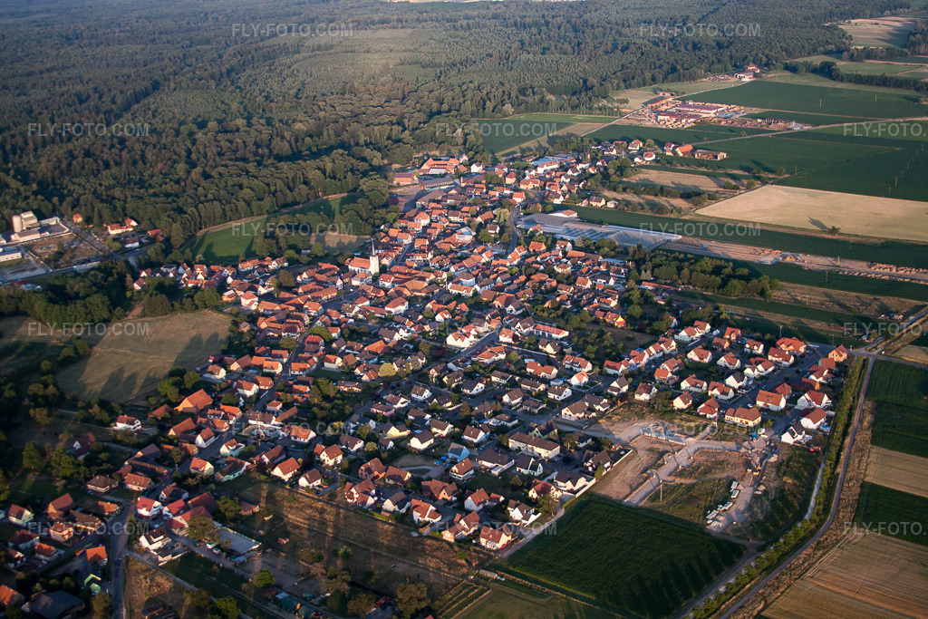 Aerial view: View of the town in Niederrœdern in the state Bas-Rhin, France.Photo: IMG_67985.jpg taken on 06/19/2014 by Werner Riehm/FLY-FOTO.comResolution of the original: 4752 x 3168 px