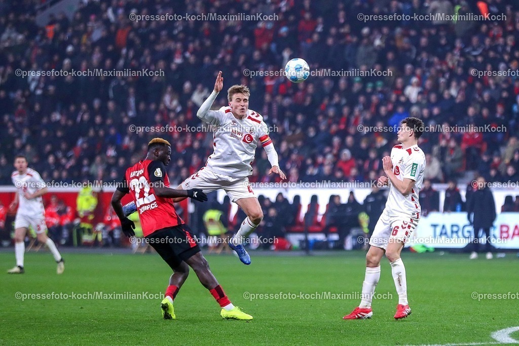 DFB05022502349 | 05.02.2025, Fußball, DFB-Pokal Viertelfinale, Bayer 04 Leverkusen - 1.FC Köln, BayArena, Saison 2024 2025: Victor Boniface (Bayer04 Leverkusen #22) im Zweikampf gegen Timo Hübers (FC Köln #4) und Eric Martel (FC Köln #6)DFB regulations prohibit any use of photographs as image sequences and or quasi-video.