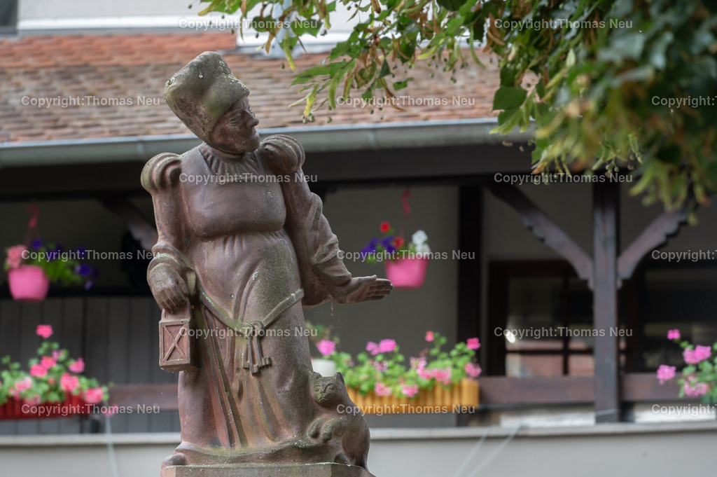 Fraa_Vun_Bensem_Brunnen-6 | bbe, Bensheim, Bild der Fraa vun Bensem-Figur am Brunnen vor der Stadtmühle (für BA-Sommerserie Mythen und Sagen) , Bild: Thomas Neu