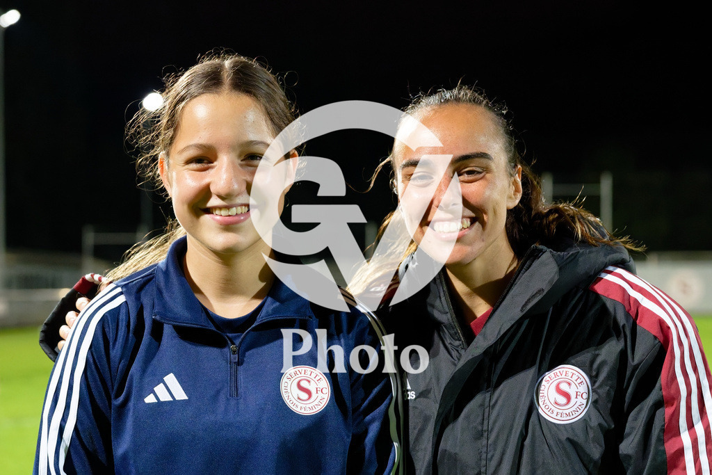 DZ9_5533_c | Switzerland: AXA Womens Super League 2025/26, Servette FC Chenois Feminin vs FC Aarau Frauen - Stade des Trois-Chene, Chene-Bourge: Joana Marchao (24 Servette FC Chenois Feminin) with a fan