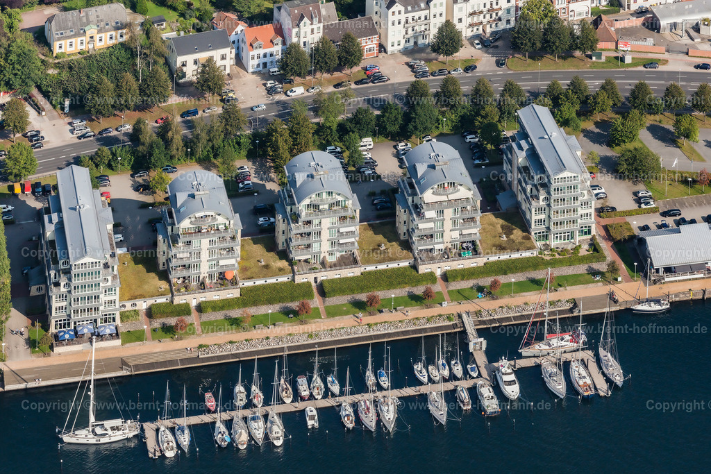 PLB_1928m_FL_Werftkontor_max90x60_150 | LUFTBILD. Flensburger Hafen - Haus-Ensemble WERFTKONTOR. __ Wohnungen und Arztpraxen und Geschäftsräume sowie Bootsliegeplätze. __ Für Drucke von maximal 90 x 60 cm. - Realisiert mit Pictrs.com