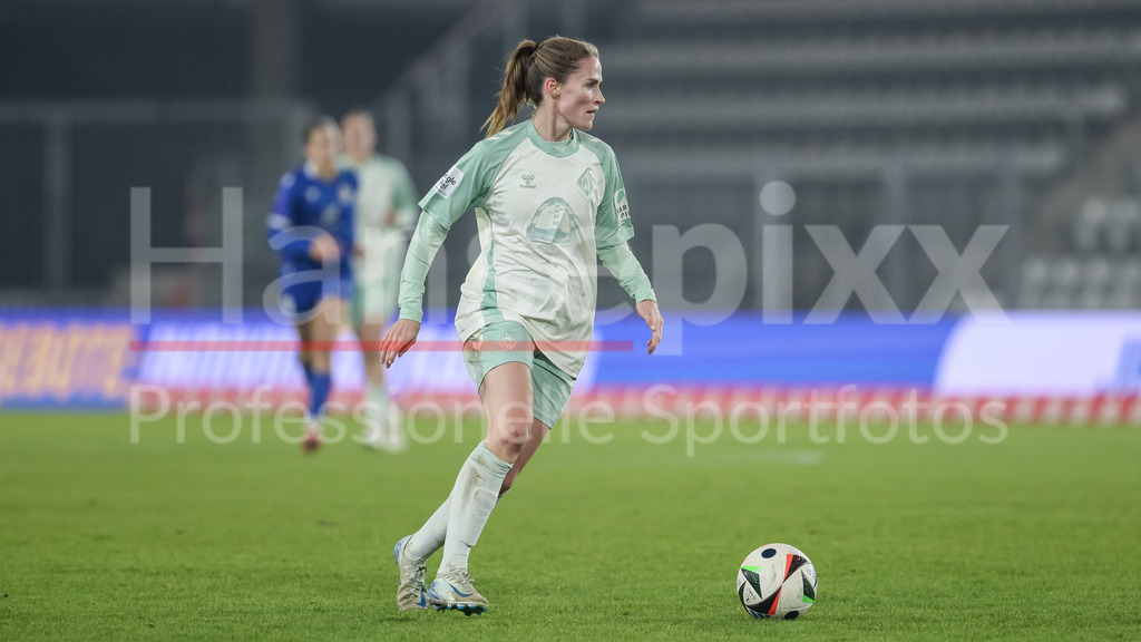 Fussball, Google Pixel Frauen-Bundesliga, FC Carl Zeiss Jena - SV Werder Bremen | v.li.: Reena Wichmann (SV Werder Bremen, 6) am Ball, Einzelbild, Ganzkörper, Aktion, Action, Spielszene, DIE DFB-RICHTLINIEN UNTERSAGEN JEGLICHE NUTZUNG VON FOTOS ALS SEQUENZBILDER UND/ODER VIDEOÄHNLICHE FOTOSTRECKEN. DFB REGULATIONS PROHIBIT ANY USE OF PHOTOGRAPHS AS IMAGE SEQUENCES AND/OR QUASI-VIDEO.