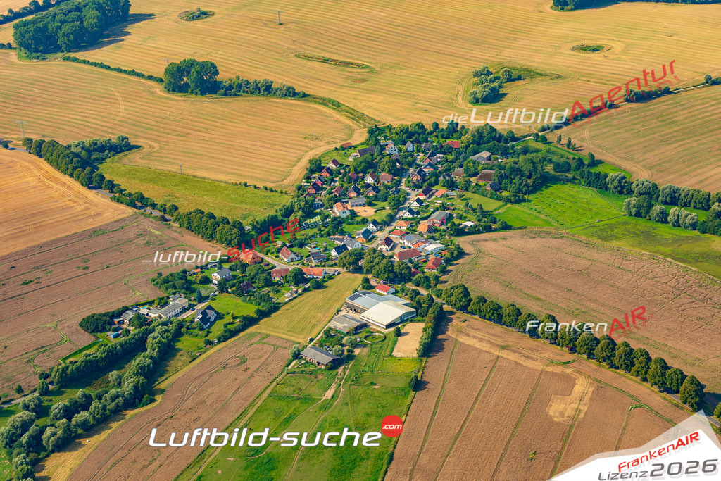 Klassische Luftaufnahme ohne Drohne zeigt:Stülow bei Retschow - Die Luftbildaufnahme wurde 2025 vom UL-Flugzeug heraus erstellt ( keine Drohnenaufnahme ) - Hochauflösende Luftaufnahme -Nicht vergleichbar mit Google Maps oder Satelittenbilder- Die Geschenkidee !Mit Lizenz und Bildrechte bestellbar