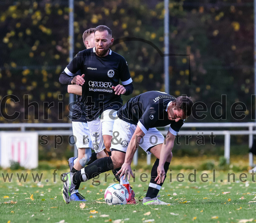 2023-11-05_058_FC_Herzogstadt_gegen_TuS_Oberding | Erding, Deutschland, 05.11.2023:
Fußball, Kreisklasse 2023 / 2024, 14. Spieltag, FC Herzogstadt gegen TuS Oberding, Endergebnis: 4:5

Jubel nach dem 1:2 durch Leon Ziegler (FC Herzogstadt, #13), Attila Lanzendorfen (FC Herzogstadt, #17), Marco Steinberg (FC Herzogstadt, #9)

Foto: Christian Riedel / fotografie-riedel.net