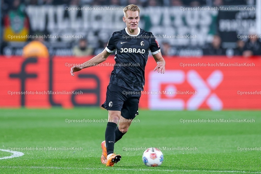 BMG05102501052 | 05.10.2025, Fußball, Borussia Mönchengladbach - SC Freiburg, 1. Fußball Bundesliga, Borussia-Park, Saison 2025 2026: Philipp Lienhart&nbsp;(SC Freiburg #03) DFB regulations prohibit any use of photographs as image sequences and or quasi-video.