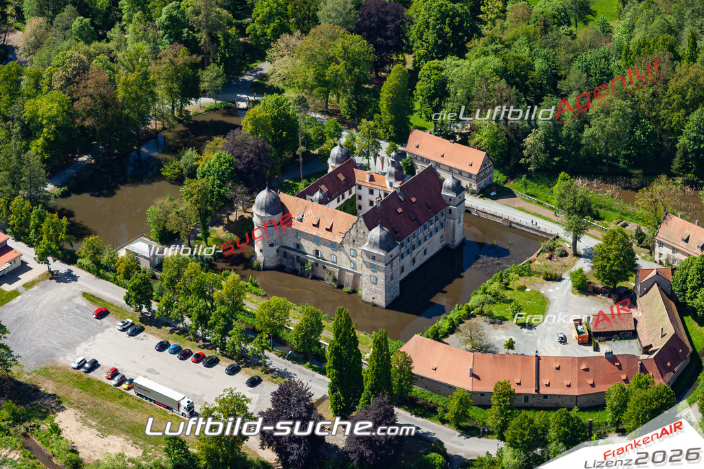 Die Luftbildaufnahme wasserschloss - Mitwitz wurde 2020 mittels Flugzeug (keine Drohne) erstellt. Perfekte Schärfe und Druck- Ergebnisse- Garantiert!