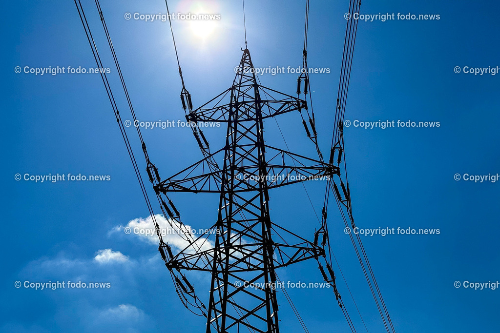 Strommast_ Stromleitung_ Stromleitungen_ Strom_ Stromausfall_ 07.04.2023-11 | 07.04.2023, Linz, AUT, Strom, im Bild Themenbild, Strommast, Stromleitung, Stromleitungen, Strom, Stromausfall, Hochspannung, Black Out, Power, Energy, Symbolbild, Feature