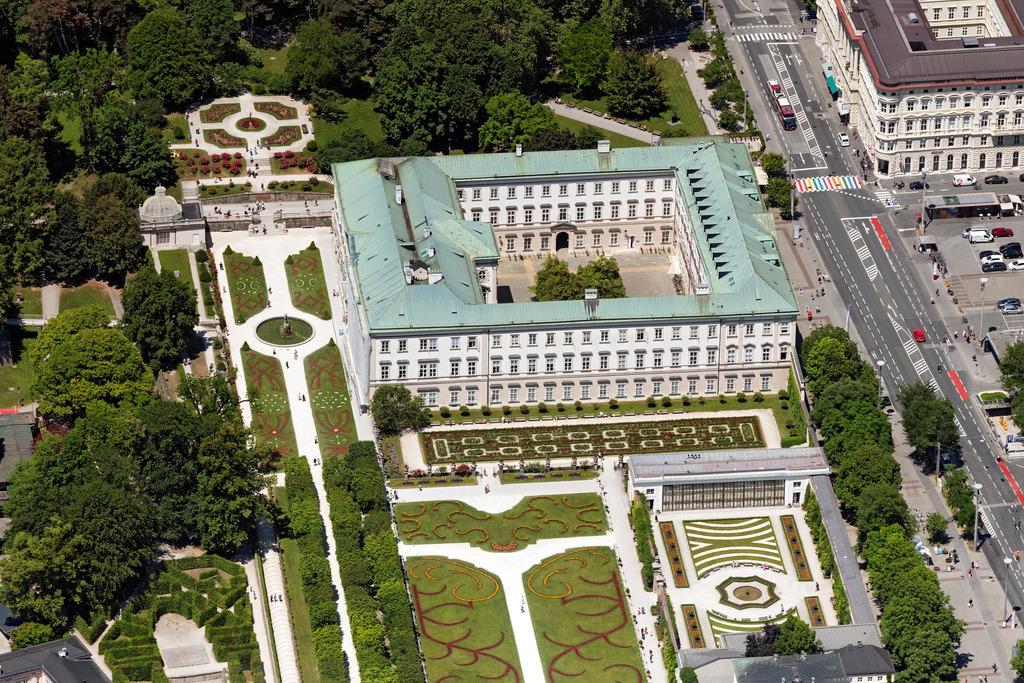 dr__0100150.jpg | SALZBURG 13.06.2023 Gebäudekomplex im Schloßpark von Schloß Mirabell und Andräkirche in Salzburg in Österreich. 