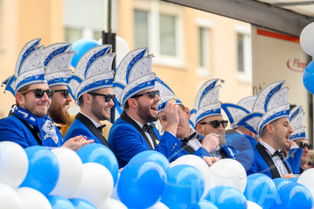 _DWA2575 | Trotz Nieselregen schlängelte sich der „Gaudiwurm“ am Sonntag durch die Nürnberger Innenstadt an tausenden Faschingsfans vorbei.  Nürnberg, 11.02.2024 - Realisiert mit Pictrs.com