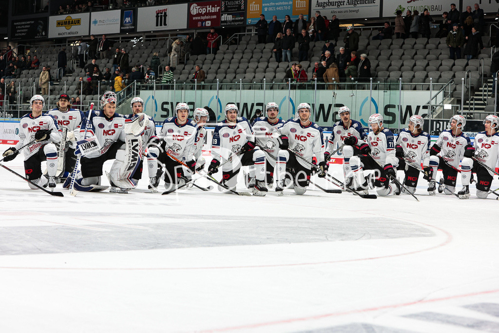 Augsburger Panther - Nürnberg ICE Tigers | Die ICE Tigers feiern mit den mitgereisten Fans aus Nuernberg