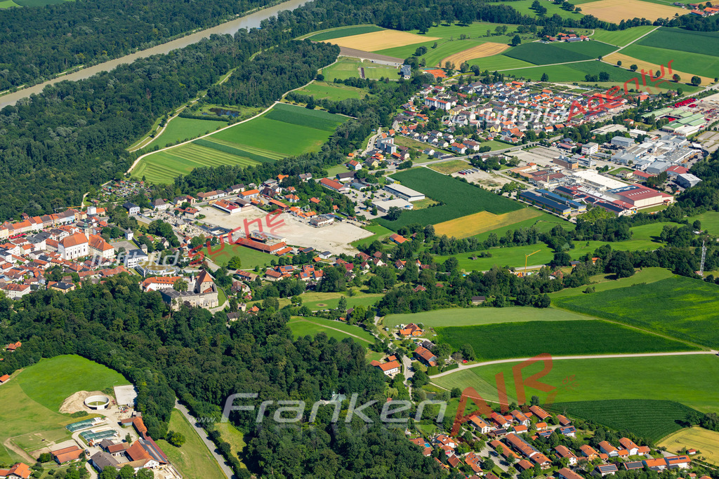 tittmoning-luftbild-2022-3848 | Aktuelles Luftbild von  Tittmoning - Die Luftaufnahme wurde 2022 mittels UL-Flugzeug erstellt ( keine Drohne ) - hochauflösende Kamera-Systeme von  Canon -
Beste Qualität - Für grossformatige Ausdrucke geeignet. Die Geschenkidee !