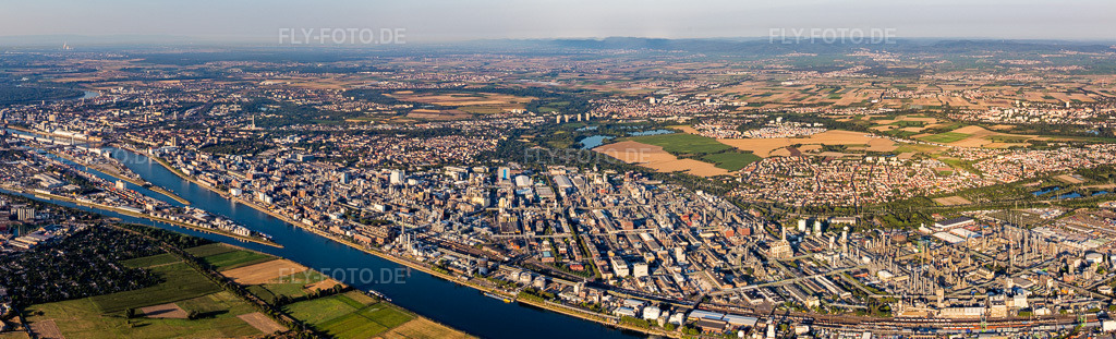 Luftbild: Panorama im Ortsteil BASF in Ludwigshafen im Bundesland Rheinland-Pfalz in Deutschland. Foto: IMG_109507-Pano.jpg vom 31.07.2018 durch Werner Riehm/FLY-FOTO.deAuflösung des Originals: 10417 x 3164 px