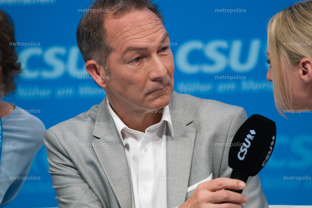 Ralf Exel mit CSU Mikrofon in der Hand | Metropolico