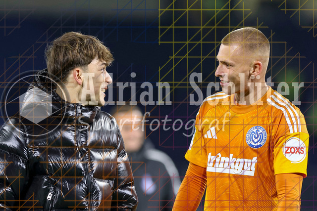MSV Duisburg vs SV Waldhof Mannheim - 3. Liga | Duisburg, Deutschland, 07.11.25:   Jan-Simon Symalla (MSV Duisburg) und Maximilian Braune (MSV Duisburg) Schlussjubel, jubelt nach dem Sieg waehrend des Spiels der 3. Liga MSV Duisburg vs SV Waldhof Mannheim in der schauinsland-reisen-arena(Foto von Brauer-Fotoagentur / Adrian Schlueter)