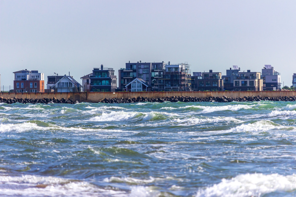 Wandbild: Wellen vor Olpenitz  | Erleben Sie die Ruhe und das Meer mit diesem eindrucksvollen Wandbild vom Weidefelder Strand. Die dynamischen Wellen der Ostsee, die vielen Schaumkronen und die in der Ferne gelegenen Ferienwohnungen des Olpenitzer Feriengebiets schaffen ein Bild der Gelassenheit und natürlichen Schönheit. Ideal, um jedem Raum eine maritime Note und ein Gefühl von Urlaubsentspannung zu verleihen. - Realisiert mit Pictrs.com