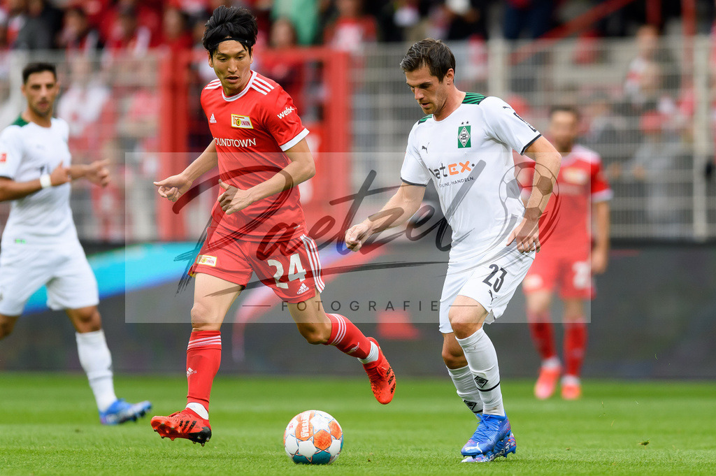 FCUBMG20210829_018 | Fussball, Herren: Genki Haraguchi (1.FC Union Berlin) und Jonas Hofmann (Borussia Moenchengladbach) im Zweikampf beim Spiel der 1. Bundesliga zwischen 1. FC Union Berlin und Borussia Moenchengladbach im Stadion An der Alten Foersterei am 29.08.2021 in Berlin, Deutschland. - Realisiert mit Pictrs.com
