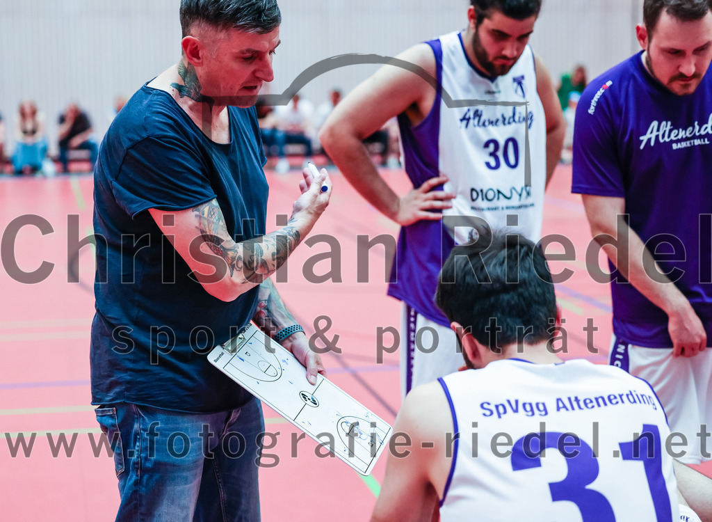 2022-05-15_014_SpVgg_Altenerding_gegen_TSV_Muenchen-Forstenried | Erding, Deutschland, 15.05.2022:
Basketball, Bezirksliga 2021 / 2022, Play-Offs, SpVgg Altenerding gegen TSV München-Forstenried, Endergebnis: 55:57

Trainer Christos Takis Paraschidis (SpVgg Altenerding)

Foto: Christian Riedel / fotografie-riedel.net