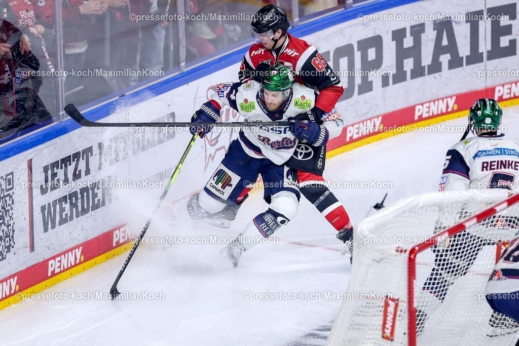 KEC15042601063 | 15.04.2026, Eishockey, DEL Halbfinale Play-Offs, Kölner Haie - Eisbären Berlin, Spiel 4, Lanxess-Arena Köln: Adam Smith (Eisbären Berlin #04) im Zweikampf gegen  Marco Münzenberger (Kölner Haie #65) 