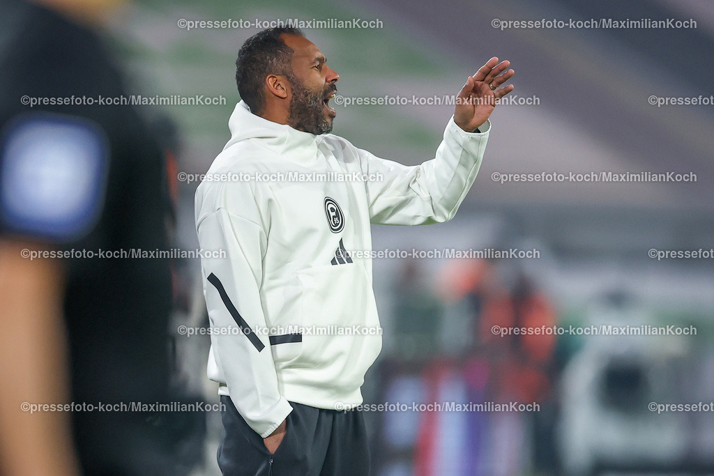 Due09112401074 | 09.11.2024, Fußball, Fortuna Düsseldorf - SC Paderborn 07, 2. Bundesliga, Merkur Spiel-Arena, Saison 2024 2025: Cheftrainer Daniel Thioune (Trainer Fortuna Düsseldorf) gestikulierend am SpielfeldrandDFB regulations prohibit any use of photographs as image sequences and or quasi-video.