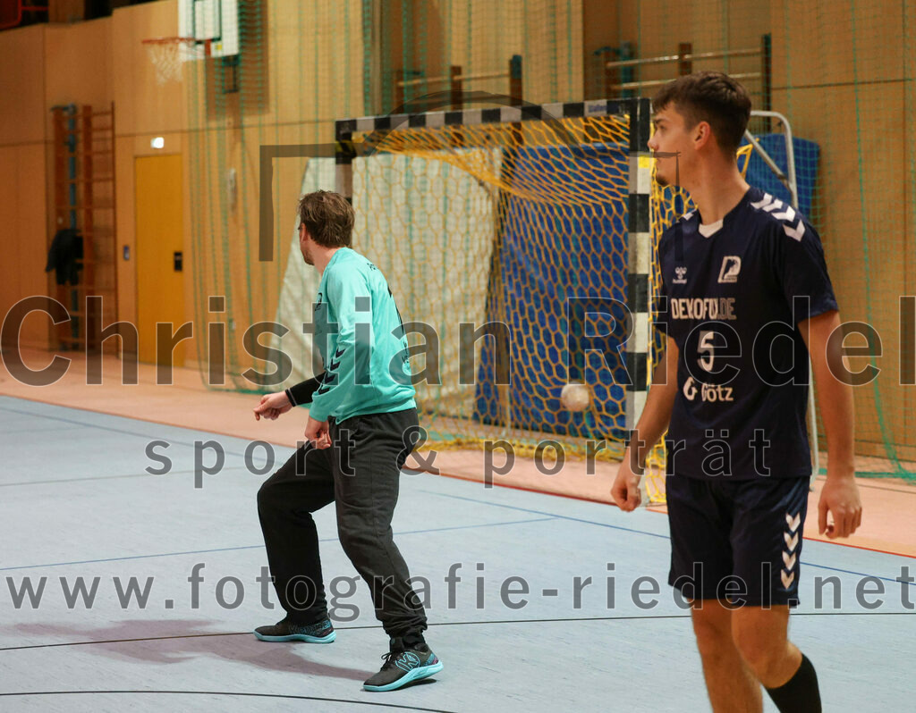 2023-12-09_039_SpVgg_Altenerding_gegen_TSV_Indersdorf | Erding, Deutschland, 09.12.2023:
Handball, Bezirksoberliga Männer 2023 / 2024, 10. Spieltag, SpVgg Altenerding gegen TSV Indersdorf, Endergebnis: 42:25

Daniel Kiss (TSV Indersdorf, #16), Severin Schlagenhaufer (TSV Indersdorf, #5)

Foto: Christian Riedel / fotografie-riedel.net