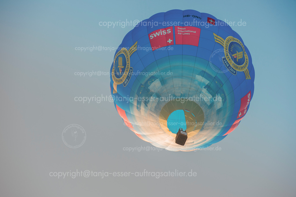 Heißluftballon im Frühnebel von unten fotografiert anlässlich der WIM | Heißluftballon von unten fotografiert in Oeventrop / Arnsberg am Morgen. Die Warsteiner Internationale Montgolfiade ist der Veranstalter.