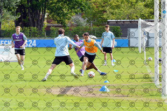 RGE_9434b | Hertha BSC, 2.Bundesliga, Herren, Training, Saison 2025/26, Elijas Aslanidis ( Hertha BSC ),  Montag 04.05. 2026,   Fotograf:   Ralf Gebhardt - Realisiert mit Pictrs.com