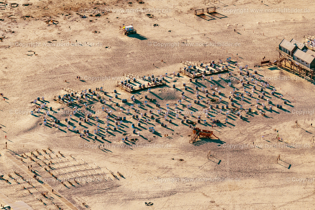St. Peter-Ording_Strand_Strandkörbe_ELS_3803060822 | SANKT PETER-ORDING 06.08.2022 Strandkorb- Reihen am Sand- Strand im Küstenbereich der Nordsee im Ortsteil Sankt Peter-Ording in Sankt Peter-Ording im Bundesland Schleswig-Holstein, Deutschland. // Beach chair on the sandy beach ranks in the coastal area of North Sea in the district Sankt Peter-Ording in Sankt Peter-Ording in the state Schleswig-Holstein, Germany. Foto: Martin Elsen