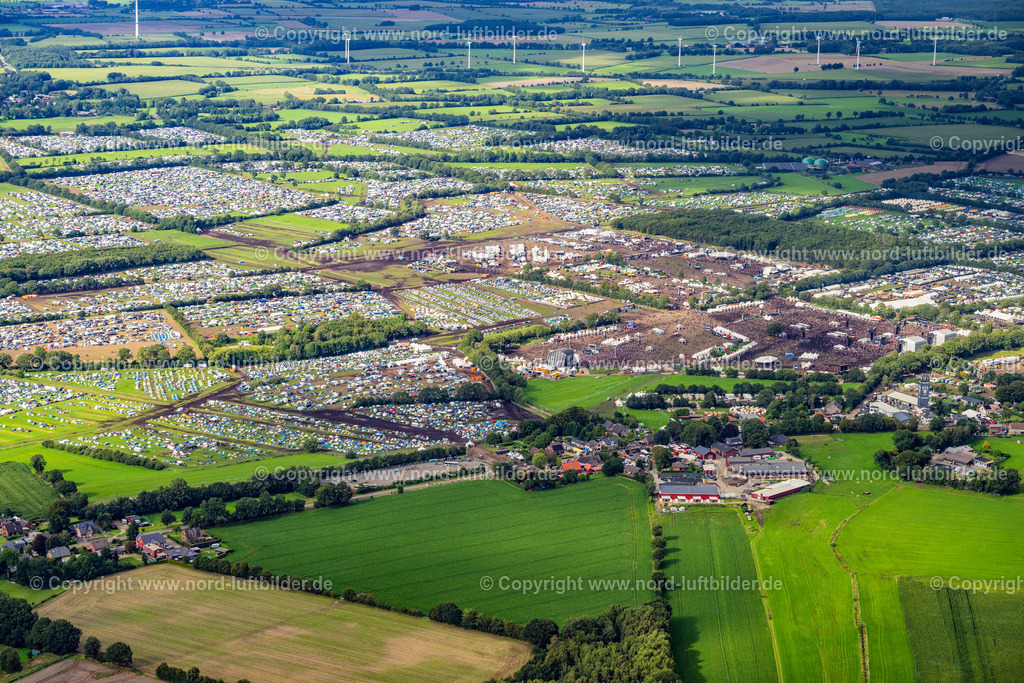 Wacken Musik Festival_ELS_7530040823 | WACKEN 04.08.2023 Besucher des Wacken Musik- Festivals auf dem Veranstaltungs- Konzertgelände in Wacken im Bundesland Schleswig-Holstein, Deutschland. Weiterführende Informationen bei: ICS Festival Service GmbH. // Participants in the Wacken music festival on the event concert area in Wacken in the state Schleswig-Holstein, Germany. Further information at: ICS Festival Service GmbH. Foto: Martin Elsen