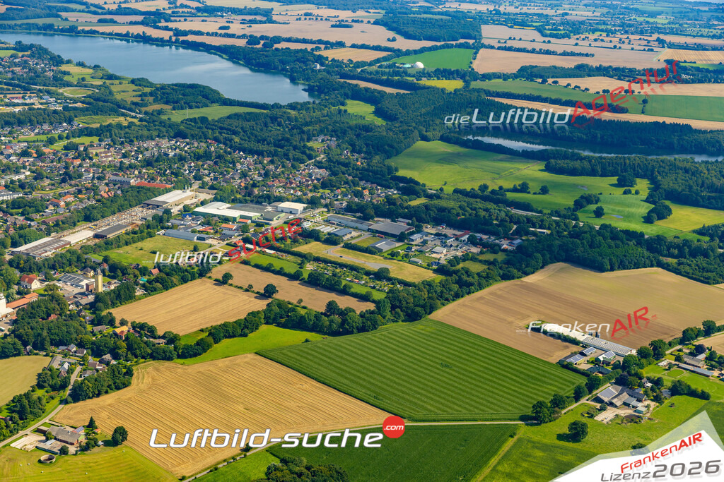 Bild der Stadt Wankendorf - Die Luftaufnahme wurde 2025 vom UL-Flugzeug heraus erstellt ( keine Drohne ) - Hochauflösende Luftaufnahme - für professionelle Ausdrucke geeignet. Die Geschenkidee !Hier alle&nbsp;Infos zur Lizenzierung der LuftaufnahmeWir fliegen auch dieses Jahr wieder in Ihre Region um Luftbilder zu erstellen.- Luftbild anfragen