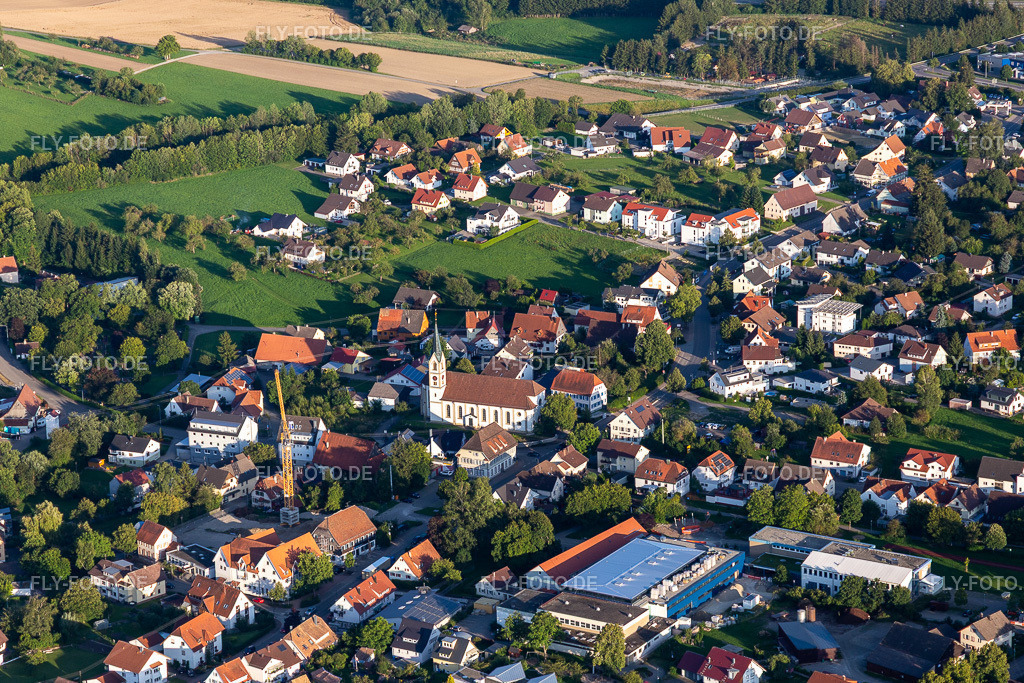Kirchengebäude im Dorfkern | Luftbild: Kirchengebäude im Dorfkern in Villingendorf im Bundesland Baden-Württemberg in Deutschland. Foto: IMG_128693.jpg vom 27.08.2021 durch ©2025 Werner Riehm fly-foto.de/copyright - Realisiert mit Pictrs.com