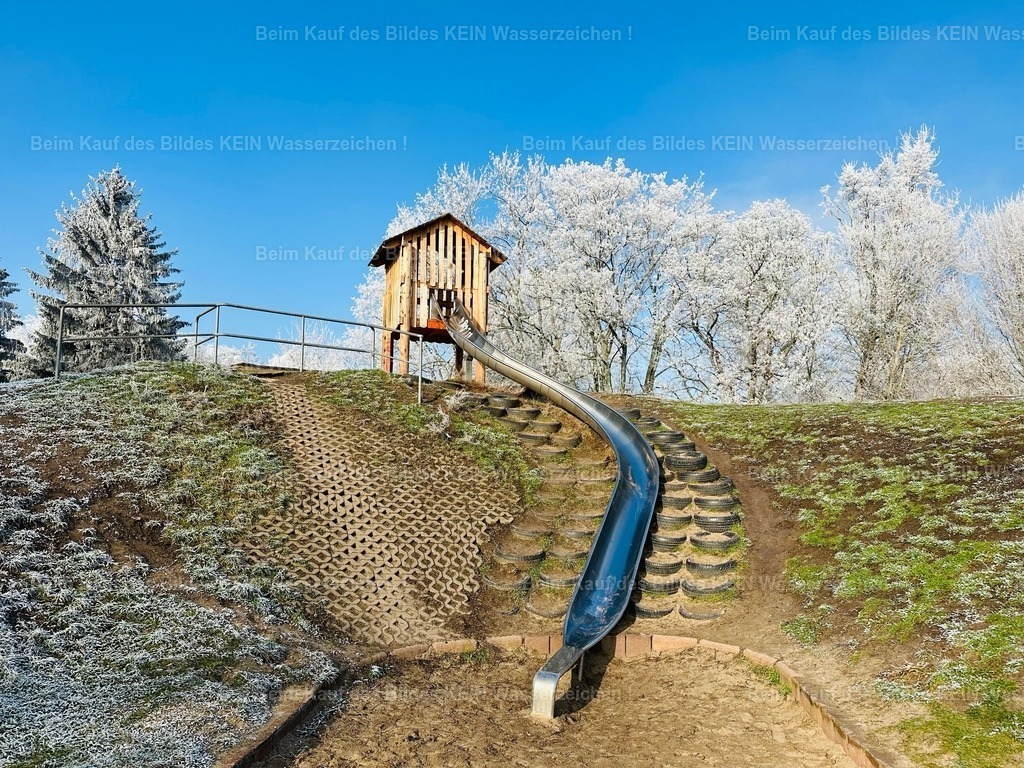 IMG_1301 | Manchmal reicht schon eine Linie, die den Blick durchs Bild führt.Hier ist es eine Rutsche. Solche einfachen Motive entdeckt man überall – man muss nur kurz stehen bleiben und hinschauen. - Realisiert mit Pictrs.com