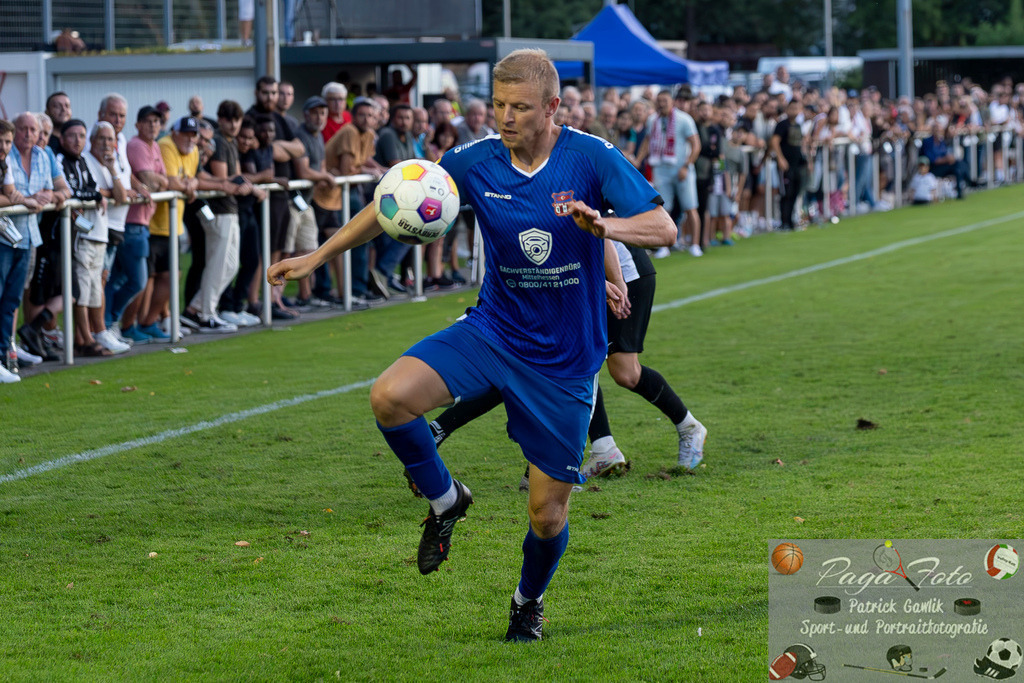 Hessenliga: Türk Gücü Friedberg - FC Eddersheim, 09.08.2024 | Maik Vetter (Türk Gücü Friedberg #18) am Ball, Türk Gücü Friedberg - FC Eddersheim, Friedberg, Städtischer Sportplatz, 9.8.2024 - Realisiert mit Pictrs.com