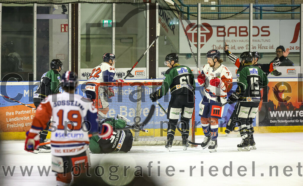 2023-03-03_139_TSV_Erding_gegen_ESC_Kempten | Erding, Deutschland, 03.03.2023:
Eishockey, Bayernliga Playoffs 2022 / 2023, Viertelfinale, TSV Erding gegen ESC Kempten, Endergebnis: 9:3

Sebastian Busch (Erding Gladiators, #11), Torwart Christoph Schedlbauer (Erding Gladiators, #31), Roni Rukajärvi (Erding Gladiators, #61), Elias Maier (Erding Gladiators, #15)

Foto: Christian Riedel / fotografie-riedel.net