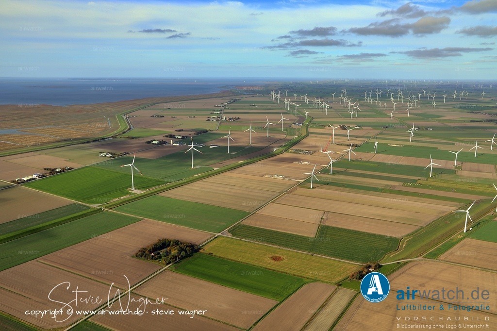 Windpark Reussenköge - Bürgerwindpark Reußenköge | Die wichtigsten Eckdaten zur Entwicklung:Anfangsphase: Ab 1989 wurden die ersten Anlagen errichtet; bis 2006 entstanden fünf Parks mit einer Gesamtleistung von ca.  140 MW.