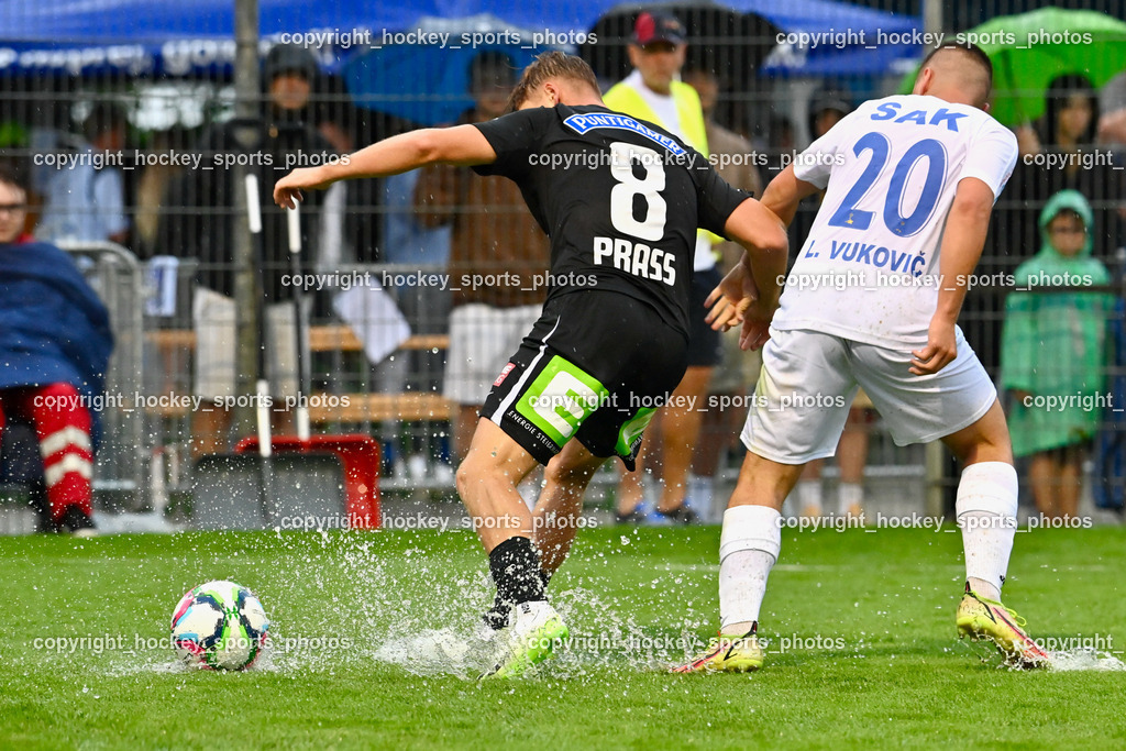 SAK vs. SK Sturm 22.7.2023 | #8 Alexander Prass, #20 Luka Vukovic, Wasser am Platz