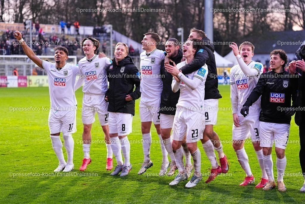 xYDRx06122501054 | 06.12.2025, xydrx, Fußball, 3.Liga, FC Viktoria Köln - SSV Ulm 1846, Saison 2025 2026, Sportpark Höhenberg:  Paul-Philipp Besong (SSV Ulm 1846 #17) Max Scholze (SSV Ulm 1846 #28) Ben Westermeier (SSV Ulm 1846 #8) Max Brandt (SSV Ulm 1846 #23) Ben Westermeier (SSV Ulm 1846 #8) Ensar Aksakal (SSV Ulm 1846 #7) bejubeln den 1:0 Sieg      DFB regulations prohibit any use of photographs as image sequences and or quasi-video.Photo: xYannisxDreimannxPressefotoKochx