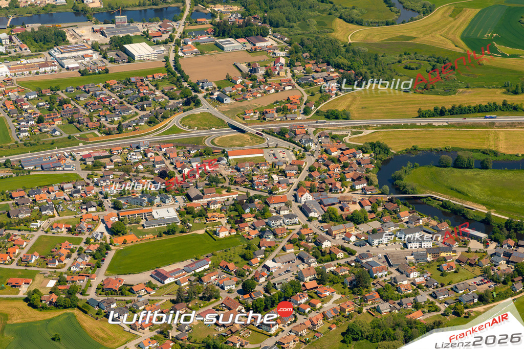 Das Luftbild zeigt : Mitterdorf Roding - Die Luftaufnahme wurde 2024 vom UL-Flugzeug aus erstellt ( keine Drohne ) - Hochauflösende Luftaufnahme - Für grossformatige Ausdrucke geeignet. Die Geschenkidee !Mit Lizenz und Bildrechte bestellbar