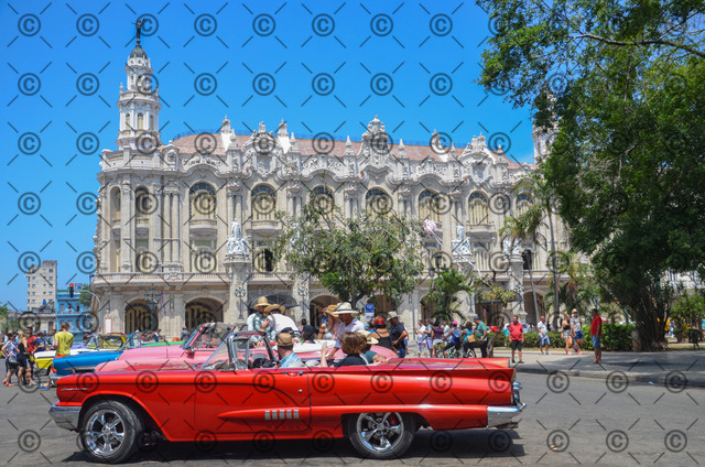 RGE_6028r | Amerikanischer Oldtimer vor dem Grand Theater in Havanna     Fotograf: Ralf Gebhardt - Realisiert mit Pictrs.com