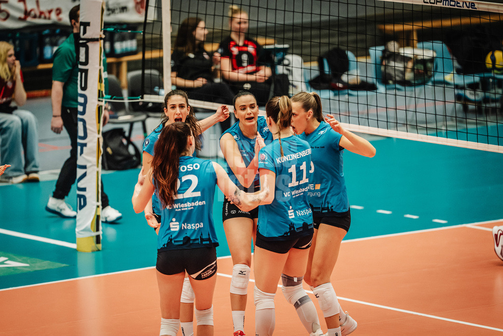 Volleyball | Frauen | Saison 2025/2026 | Volleyball Bundesliga | ETV Hamburger Volksbank Volleys vs. VC Wiesbaden | 14.03.2026 | Wiesbaden jubelt, v.l. Jimena Fernandez Gayoso (#22, VC Wiesbaden), Cayetana Lopez Rey (#2, VC Wiesbaden), Dagmar Boom (#12, VC Wiesbaden), Sanne Konijnenberg (#11, VC Wiesbaden) und Hannah Clayton (#20, VC Wiesbaden)