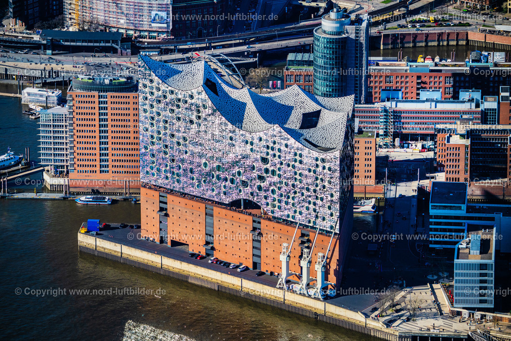 Hamburg_Elbphilharmonie_ELS_3347060425 | HAMBURG 06.04.2025 Elbphilharmonie am Ufer der Elbe in Hamburg. Das Konzerthaus- Gebäude im Stadtteil Hamburg-HafenCity befindet sich am Ufer der Elbe der Hansestadt. Weiterführende Informationen bei: BGT Bischoff Glastechnik AG,  Drees & Sommer SE,  Herzog & de Meuron,  IBB GmbH - Ingenieurbüro für Brandschutz von Bauarten,  Ingenieurbüro Dr. Siebert Büro für Bauwesen,  Quantum Immobilien AG,  ReGe Hamburg Projekt-Realisierungsgesellschaft mbH. // The Elbe Philharmonic Hall on the river bank of the Elbe in Hamburg. Further information at: BGT Bischoff Glastechnik AG,  Drees & Sommer SE,  Herzog & de Meuron,  IBB GmbH - Ingenieurbuero fuer Brandschutz von Bauarten,  Ingenieurbuero Dr. Siebert Buero fuer Bauwesen,  Quantum Immobilien AG,  ReGe Hamburg Projekt-Realisierungsgesellschaft mbH. Foto: Martin Elsen