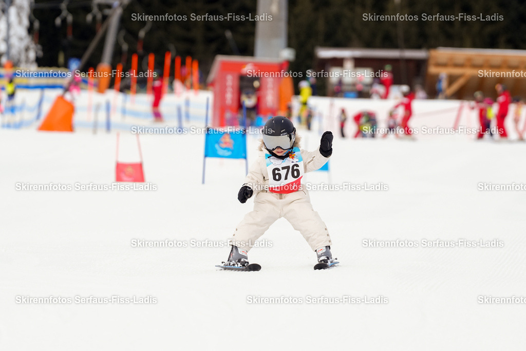 SRF_02.01.2026_0427 | Skirennfotos,Serfaus,Fiss,Ladis,Kinderskirennen,Winter,Tirol,Oberland,skirace,SFL,feelfree,weil wir's genießen,ski,Ski,skifahren,Sonnenplateau, - Realisiert mit Pictrs.com