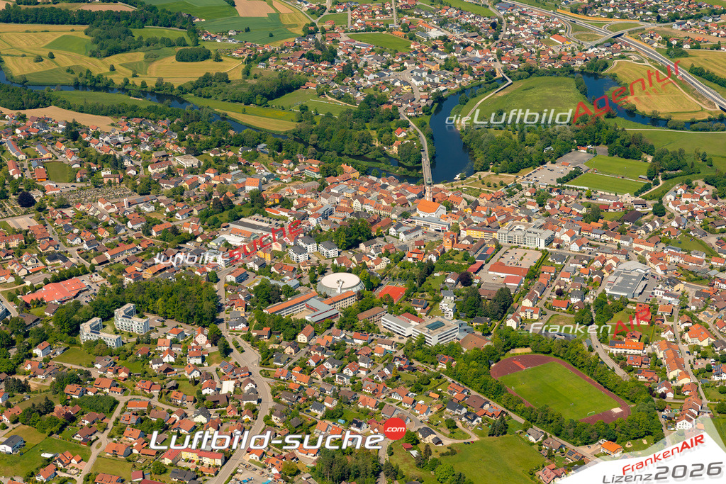 Das Luftbild zeigt :  Roding - Die Luftaufnahme wurde 2024 vom UL-Flugzeug aus erstellt ( keine Drohne ) - Hochauflösende Luftaufnahme - Für grossformatige Ausdrucke geeignet. Die Geschenkidee !Mit Lizenz und Bildrechte bestellbar