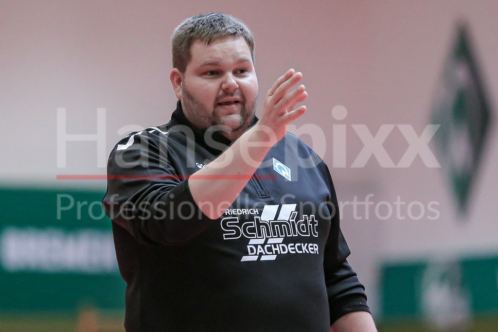 Handball, 2. Bundesliga Frauen, Training SV Werder Bremen | v.li.: Timm Dietrich (Trainer, Cheftrainer, SV Werder Bremen) gibt Anweisungen, gestikuliert, mit den Armen gestikulieren, Portrait, Nahaufnahme, Einzelfoto, Einzelbild